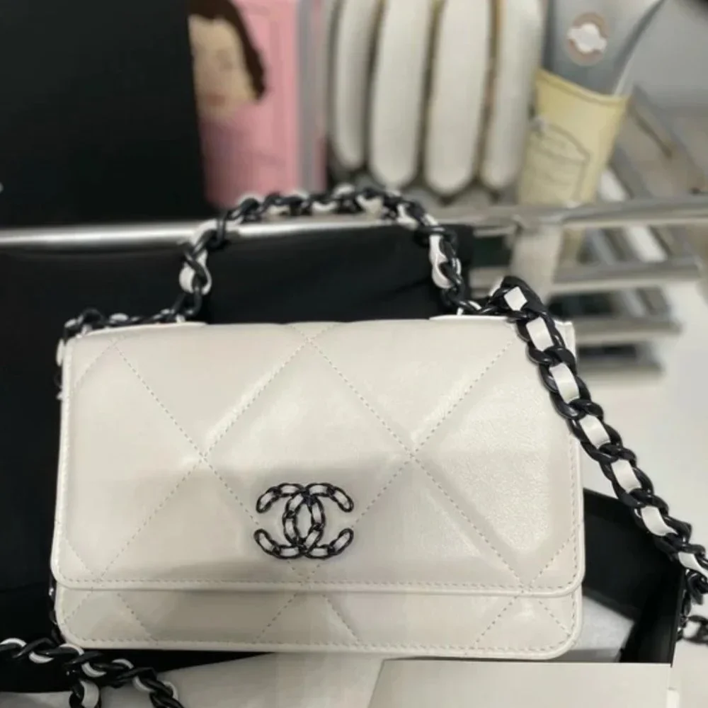 CHANEL 19 WALLET ON CHAIN in white and black - Picture 11 of 11